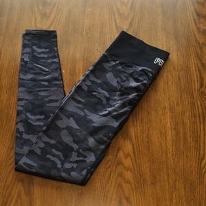 Victoria’s Secret PINK active camo leggings